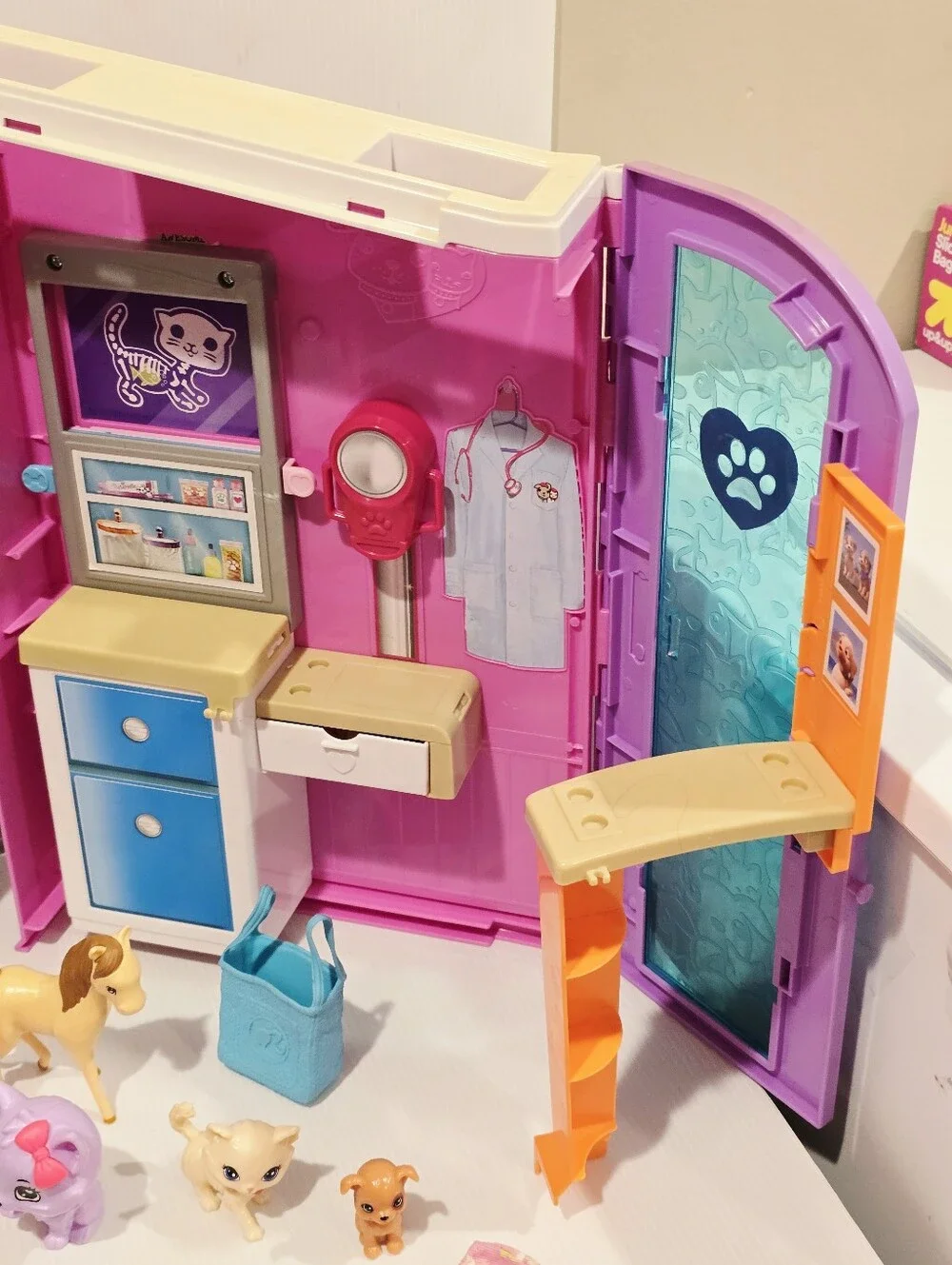 Barbie Folding Pet Care Center Animal Vet Clinic Foldaway Playset
